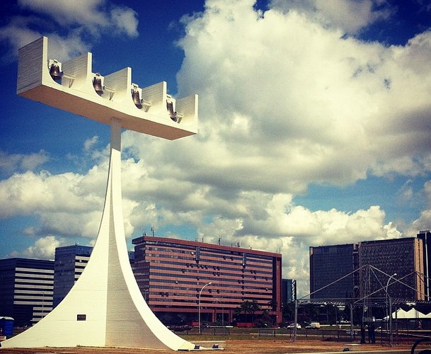 Los cielos de Brasilia: entrevista a João Almino